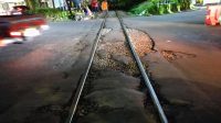 KAI Daop 8 Surabaya Lakukan Perbaikan Perlintasan Sebidang JPL 36 Jalan Deltasari